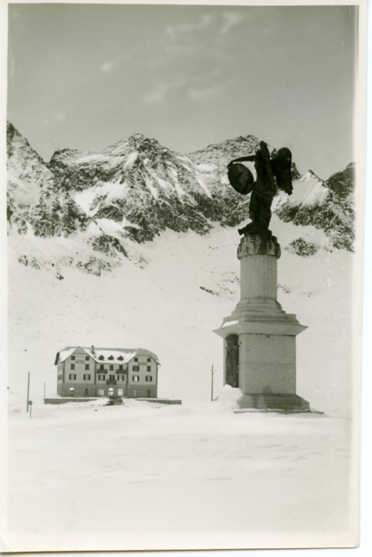 Passo del Tonale. Monumento e albergo