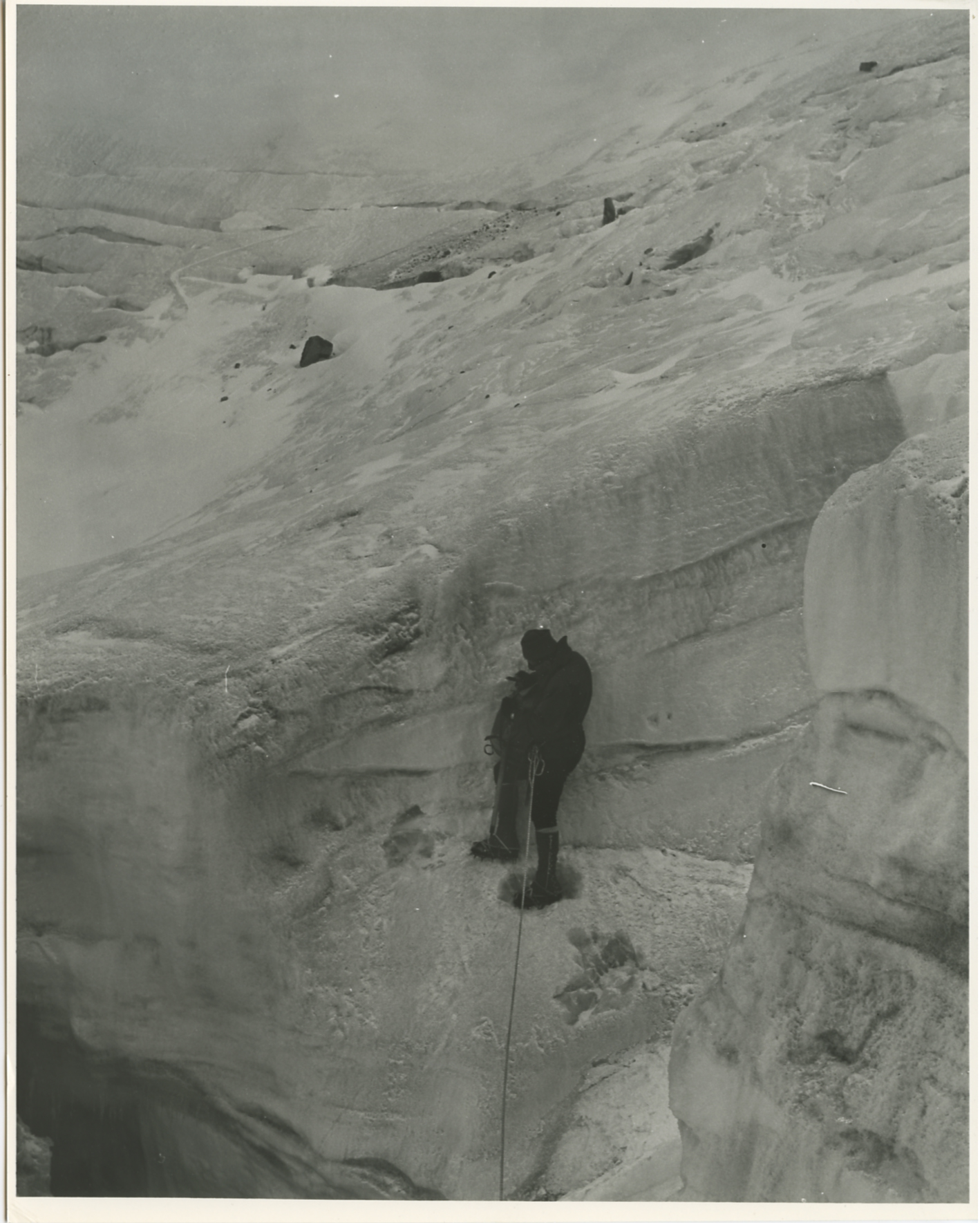 Alpinista in un crepaccio