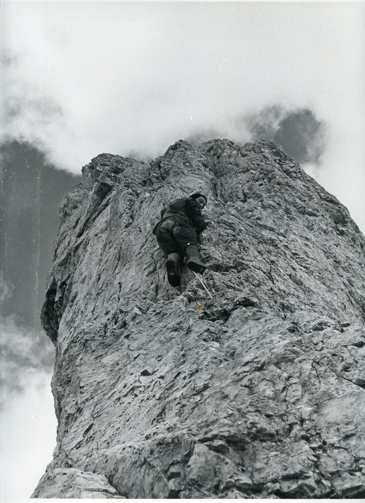 Alpinista su via dolomitica